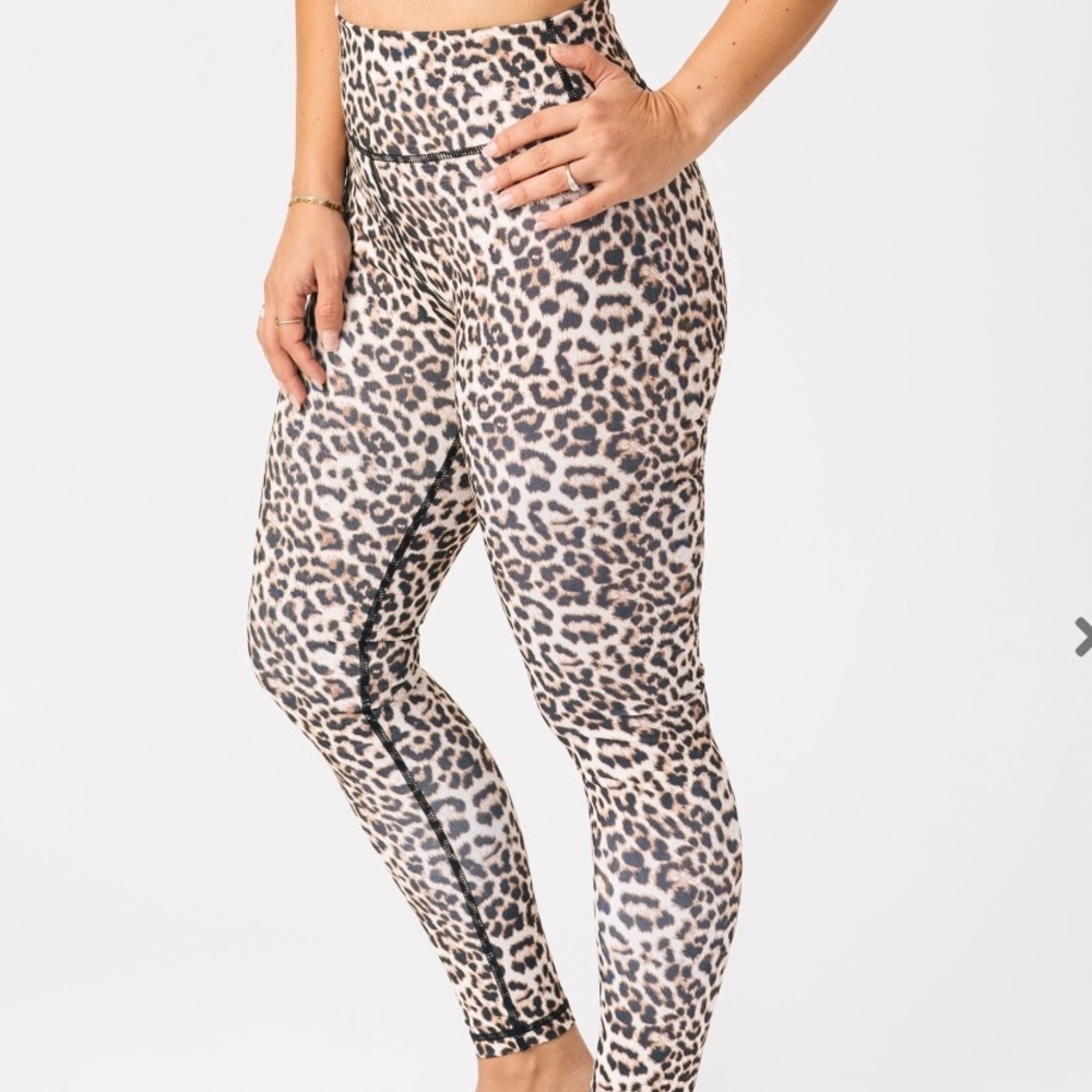 EUC Zyia Leopard Brilliant Scrunchy What Hi-rise 7/8 24” size 4
